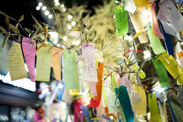 Orang menulis harapan di Tanzaku pas festival Tanabata